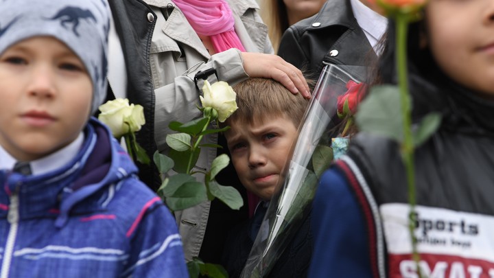 В одной из школ Екатеринбурга линейка 1 сентября превратилась в настоящий хаос