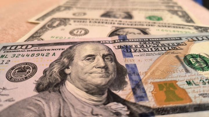 Доллар впервые за полтора месяца пробил психологический рубеж
