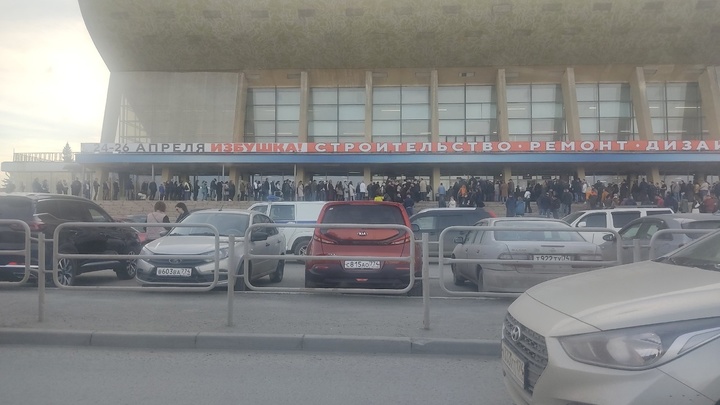 В Челябинске перед Юностью, где выступает Пикник, собралась огромная толпа