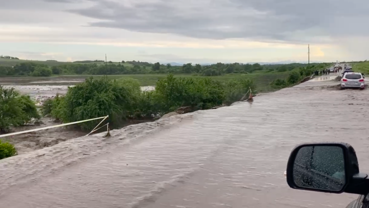 В Лабинском районе из подтопленного дома эвакуировали трёх жителей станицы Владимирской
