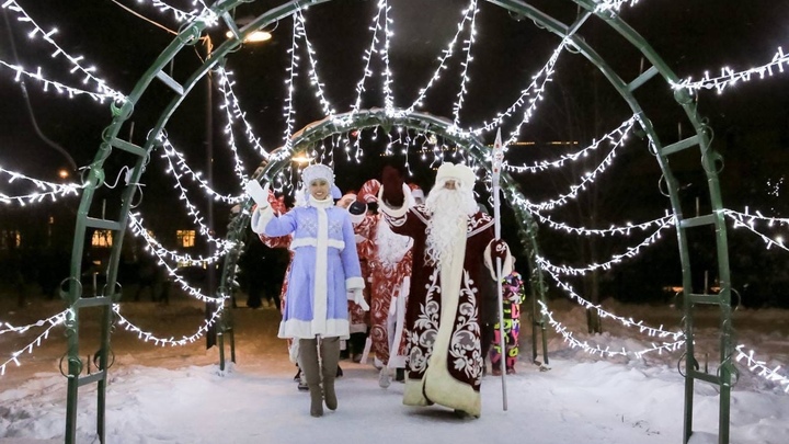 В Подмосковье зажгли новогодние елки в парках и заработала Почта Деда Мороза (фотогалерея)
