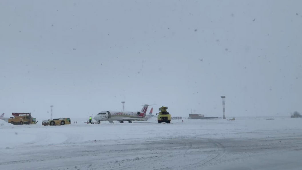Почему закрыли аэропорт сегодня. Международный аэропорт Краснодар 2024 снег. Аэропорт Краснодара зимой. Закрыты перелеты Краснодар. Аэропорт Краснодара зимой посадка.