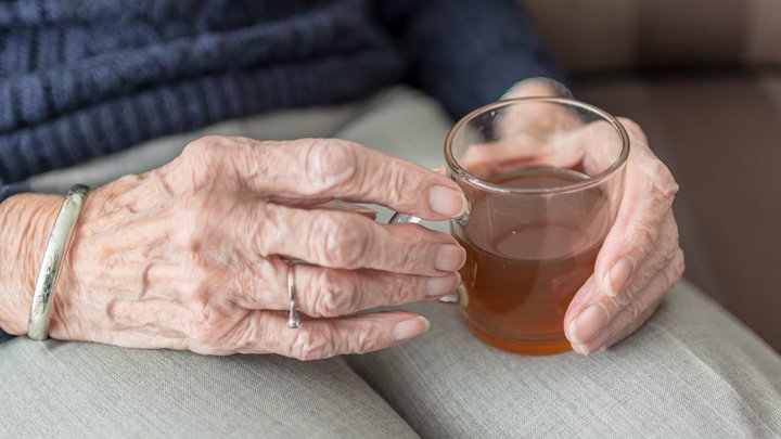 Грабитель напал на 88-летнюю петербурженку, спрятав лицо за медицинской маской