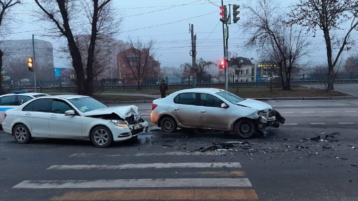 Четыре человека пострадали в аварии в первый день Нового года в Ростове