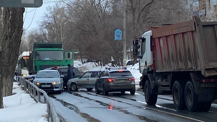 В Самаре из-за массового ДТП перекрыта улица Белорусская: объезда нет