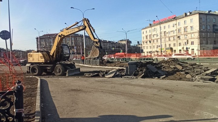В Новокузнецке на привокзальной площади убирают асфальт