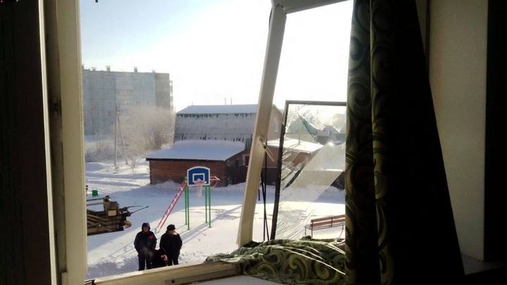 В Ачинске взорвавшийся освежитель воздуха выбил окна и дверь в квартире