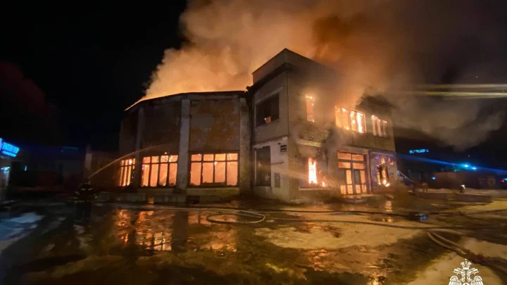 Сотрудники МЧС потушили пожар в заброшенном цирке Приморья