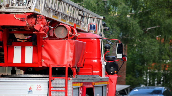 В Краснодаре женщина пострадала во время крупного пожара на мансарде