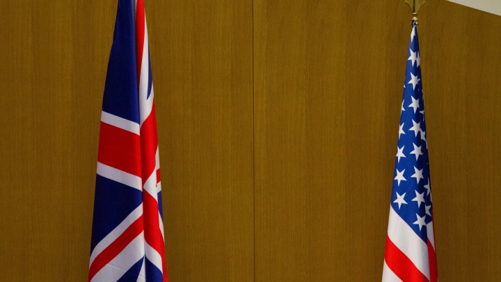 Вот это поворот: Какую папочку о Киеве британцы передали США?