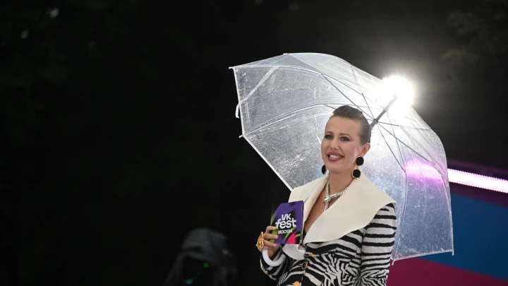 Собчак всех сдала: Ужасная Россия, поголовно сажают, полуголый Бурковский на коне в Лондоне