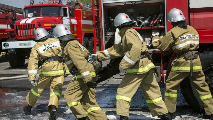 Житель Анапы вылез на карниз четвёртого этажа, спасаясь от пожара в квартире
