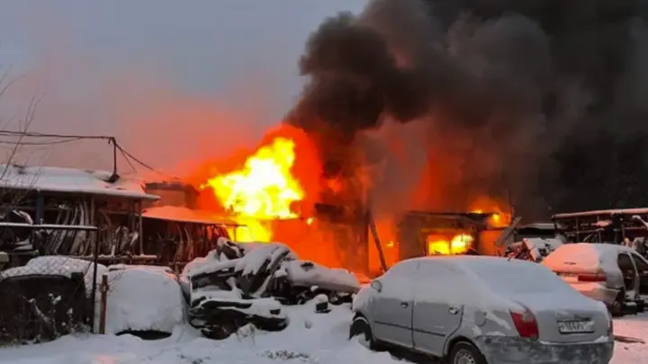 Клубы дыма и ДТП: масштабный пожар в Челябинске парализовал движение у вокзала