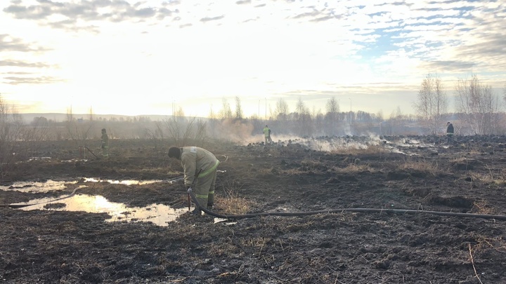 В Екатеринбурге в районе Солнечного ради пожарных перекрыли дорогу