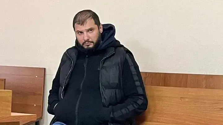 Суд заменил ограничение свободы реальным сроком цыгану, угрожавшему учительнице