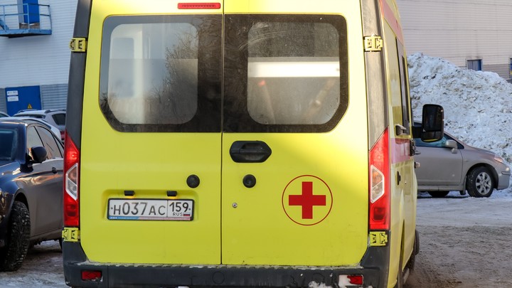 В Екатеринбурге пассажирка автобуса вылетела через лобовое стекло после столкновения с легковушкой