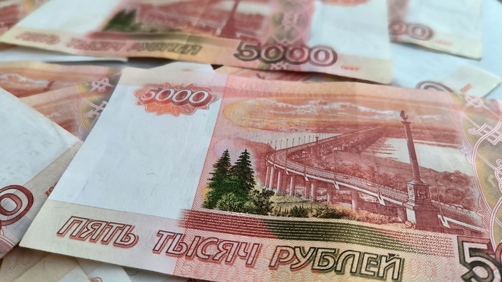 Рост зарплат в России замедлится в 2025 году: прогноз ЦБ
