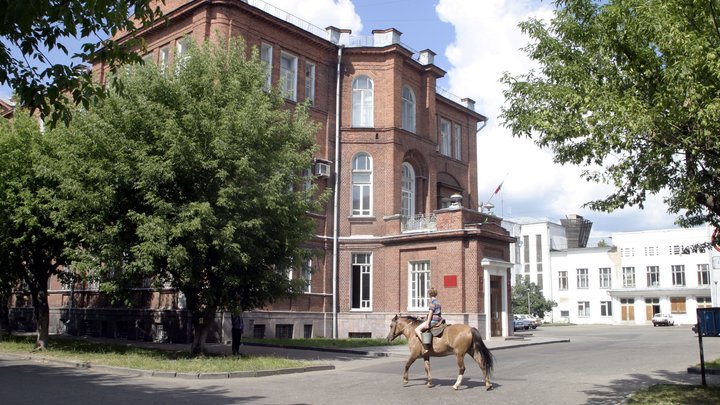На земле - десятки трупов: В Иваново обнаружили мешки с телами у морга - СМИ