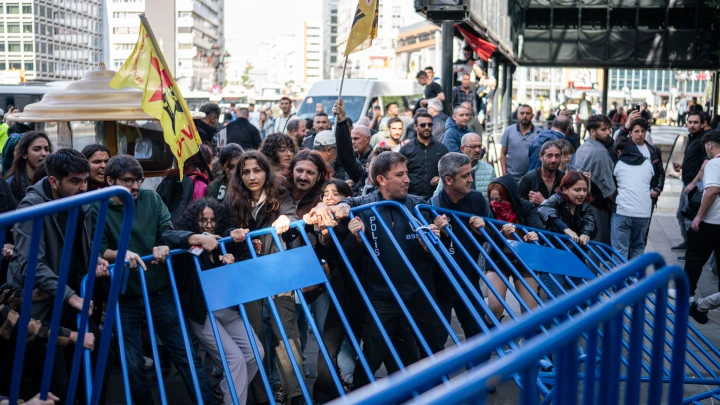В Стамбуле начались массовые протесты. Здания оппозиционной партии в опале