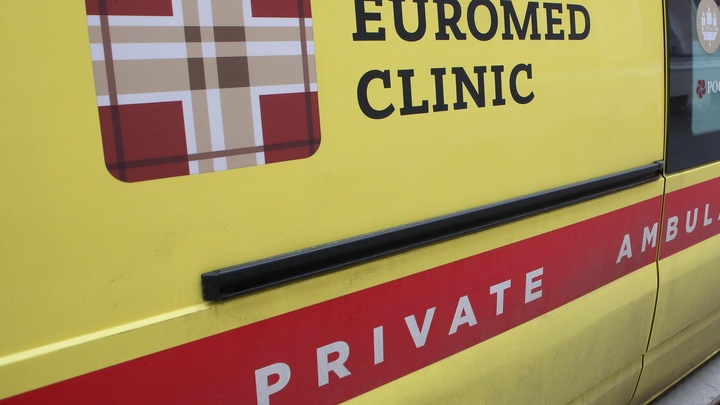 Пинали, обливали водой: Медики скорой избили пациента на камеру в Кузбассе