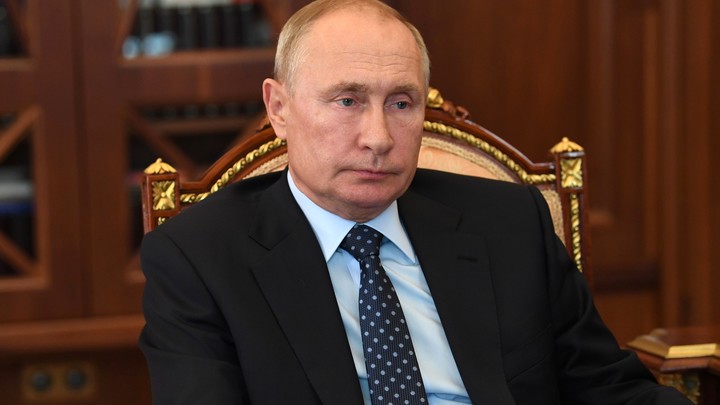 Это он ещё ручку не брал:  Конспирологи усмотрели тайный знак в кортеже Путина