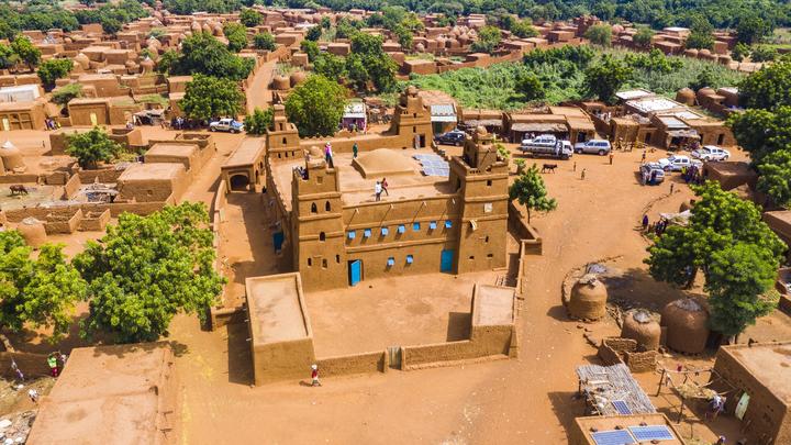 Франция потерпела глобальное фиаско в Африке: Снова русский след?