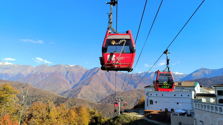 На Розе Хутор мужчина шваброй натирал тросы канатной дороги