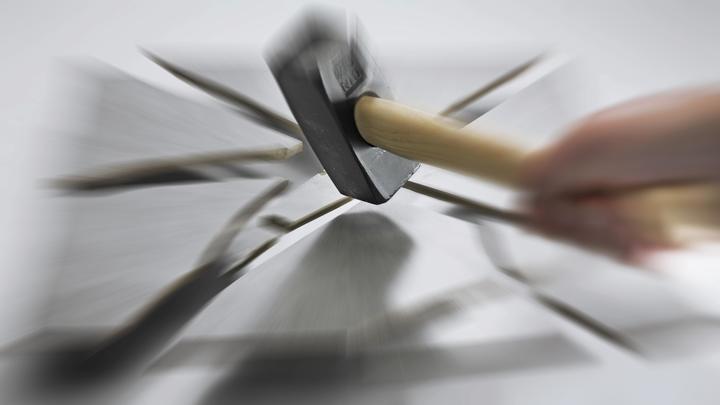 Болгарка, кувалда и дневная выручка: мужчину в плаще и с инструментом разыскивают в Ленобласти