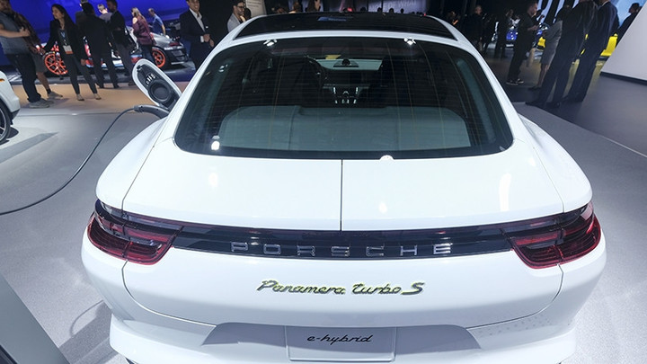 Mercedes и два Porsche взяточника Захарченко уйдут с молотка