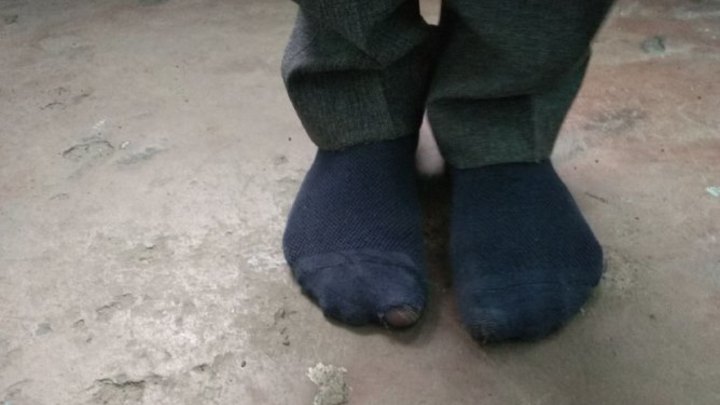 В Кузбассе школьника заставили ходить в носках по бетону из-за забытой сменки