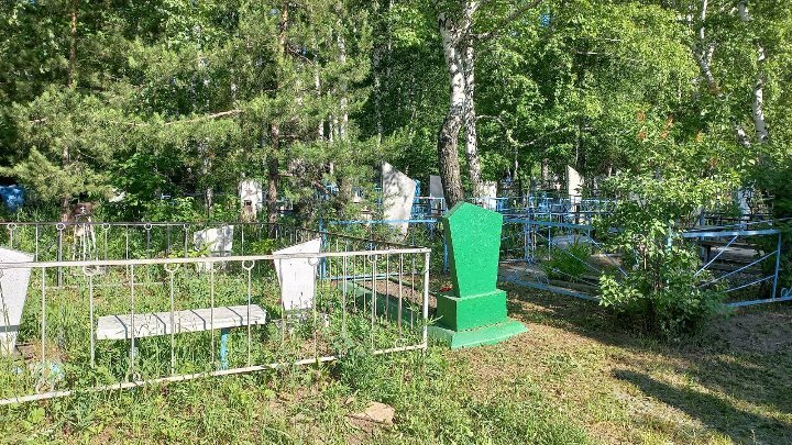 Жителей Кемерова шокировала огромная свалка на кладбище