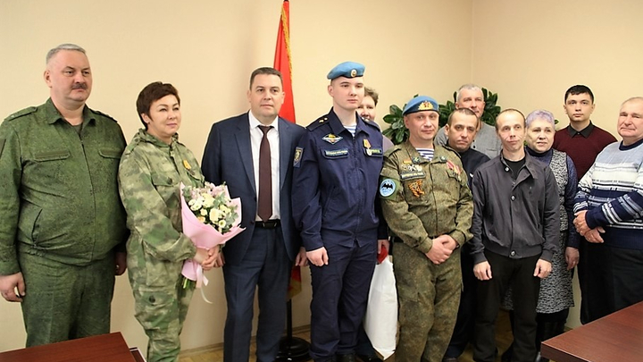 Мэр Владимира Дмитрий Наумов вручил награды участникам СВО, в их числе женщина-рядовой