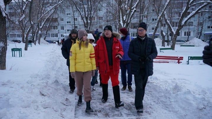 Не вы двор чистили, показушники: тольяттинцев возмутило постановочное действие мэра Ренца