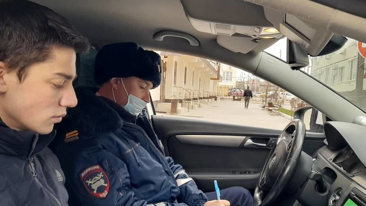 В Новороссийске задержали водителя, проехавшего на красный сигнал светофора по встречке