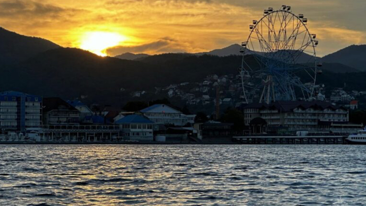 В Сочи спасли унесенных в море сапбордистов