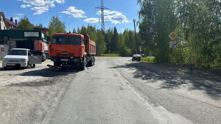 Парень на мотоцикле для спортивных соревнований попал под КАМАЗ в Челябинской области