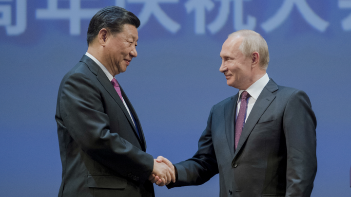 Союз России и КНР - альтернатива американскому пути. Аналитик Пиллсбери объяснил особый жест Си Цзиньпина