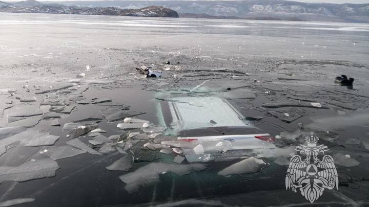 Автомобиль с водителем, пассажирами и ребёнком рухнул под лёд на Байкале