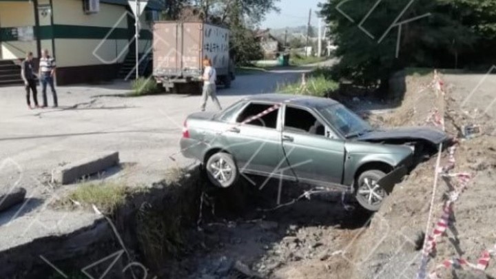 В Кузбассе водитель повесил машину над кюветом и сбежал
