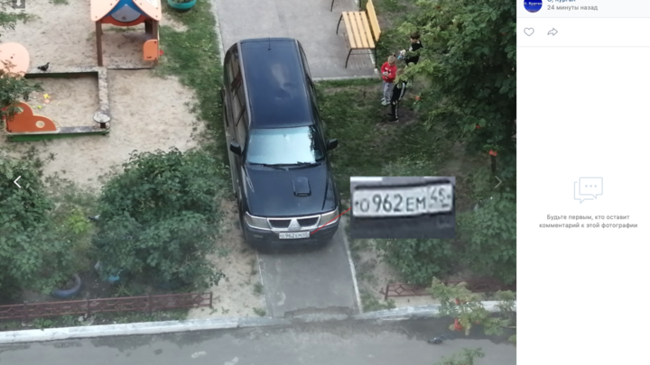 В Кургане джип заехал на детскую площадку