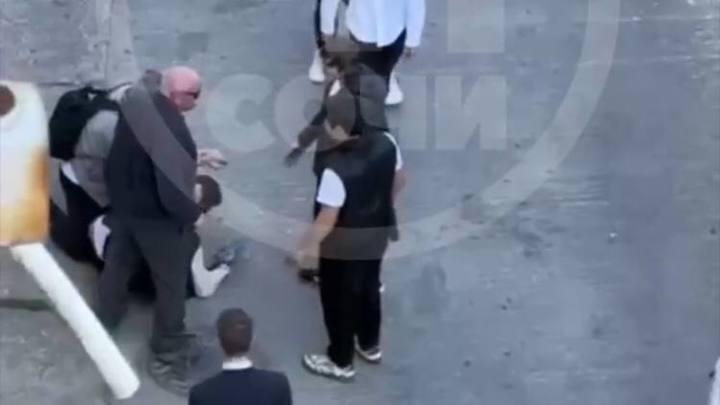 В Сочи пенсионеры избили подростка