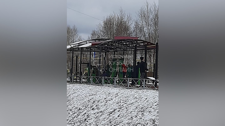 В Кисилевске ветер сорвал крышу с новой спортивной площадки