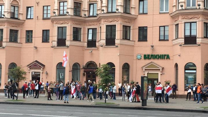 На проспект пускают только с красно-зелёными флагам - разоблачение Nexta в одном видео