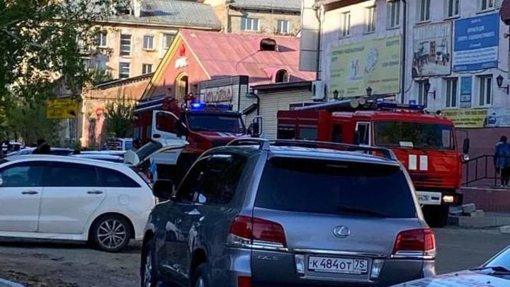 В Чите горит ТЦ «Универсал» на улице Журавлёва