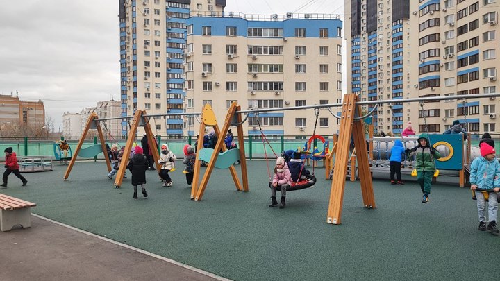 Во дворе на Солнечной в Самаре обустроили детскую площадку