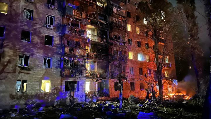 Опубликованы кадры с места падения сбитой ракеты ВСУ на жилой дом в Курске