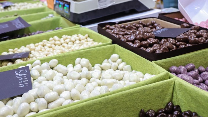 Порошенко лишился конфет: Акции кондитерской фабрики Roshen* переданы в доход России