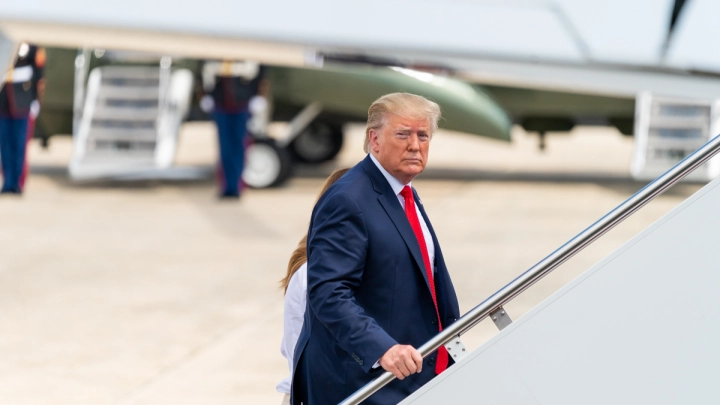 Трамп съест европейцев сырыми: Французский эксперт предрекла крах трансатлантического альянса