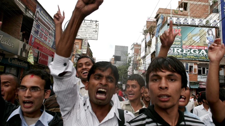 Парламент полыхает, жена экс-премьера в больнице: Протестующие отступать не намерены