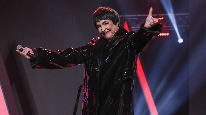 60-летняя певица Лолита вышла на сцену в мини-платье